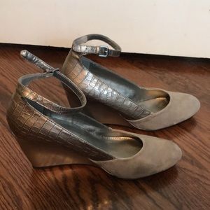 Bandolino strappy wedge shoes size 9.5M NWOT